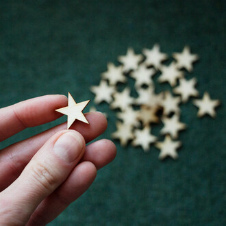 Stern aus Holz 2 x 2 cm Dekostern mit spitzen Ecken