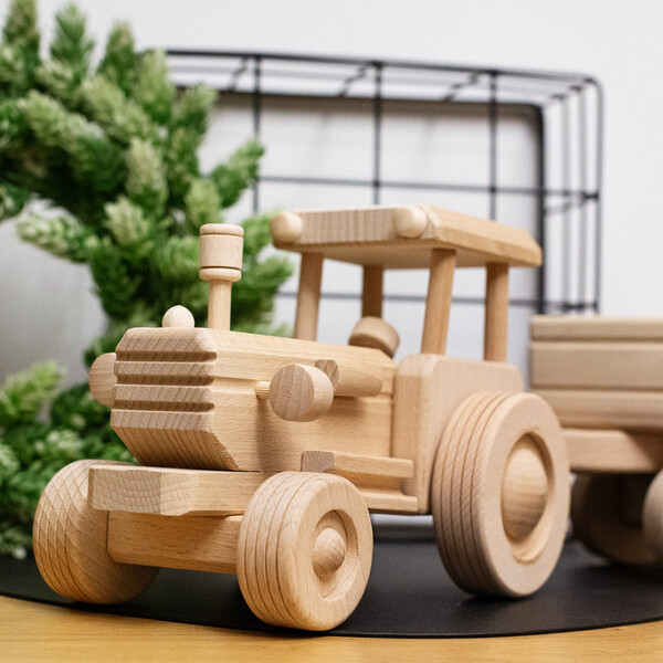 groer Holz Traktor mit Anhnger