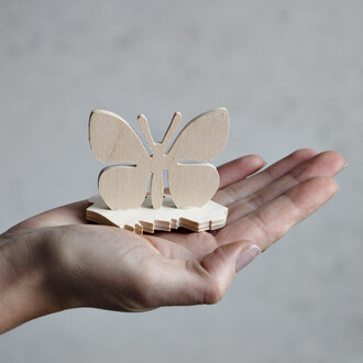 Schmetterling mit Fu 3 x 6,5 cm Vollholz