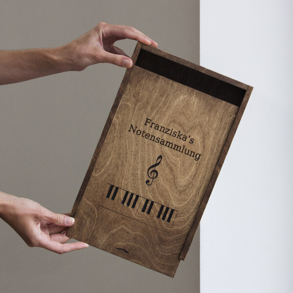 Box für Fotos mit Wunschgravur Eiche Dunkel 32 x 21 cm