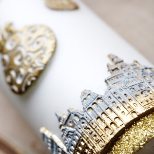 Weihnachtskerze in Weiß 19 cm hoch, mit goldenem Motiv Ø 6 cm