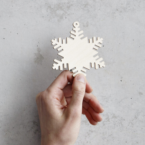 geschlosse Schneeflocke aus Holz 8 x 8 cm