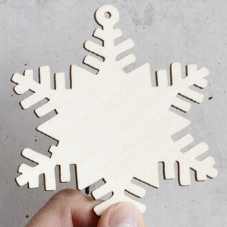 Geschlossene Schneeflocke aus Holz 8 x 8 cm