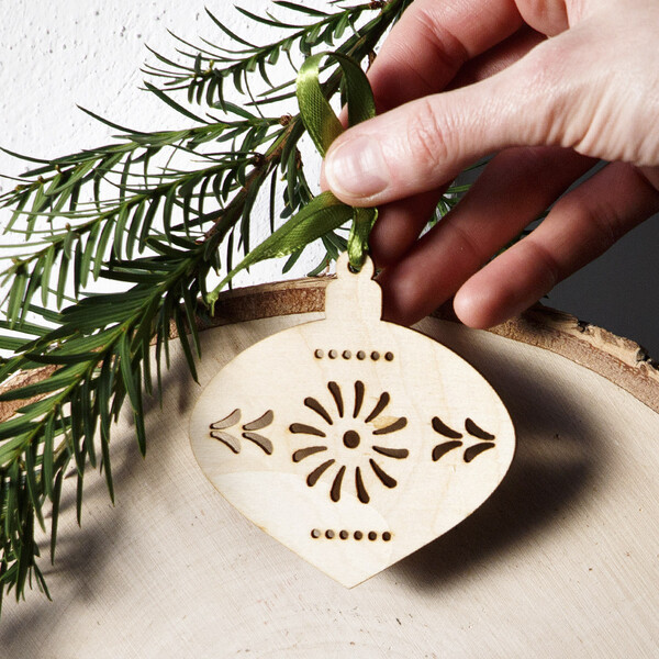 bauchige Weihnachtsbaumkugel 7,5 x 8 cm aus Holz