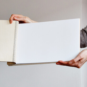 helles Gästebuch XL aus flexiblem Holz 35 x 22 cm weiße...
