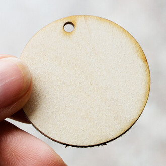 Holzscheibe  4 cm mit Fdelloch