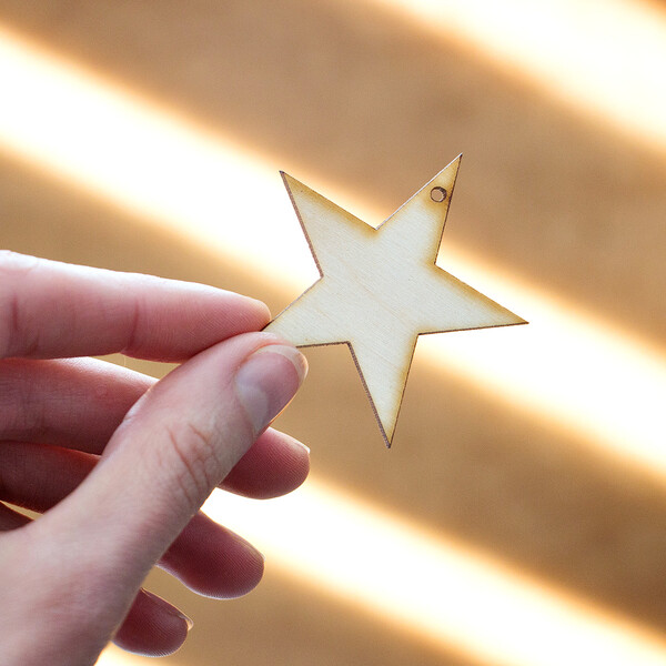 Weihnachts-Dekoration 10 Stück Sterne mit Loch 5 x 5 cm