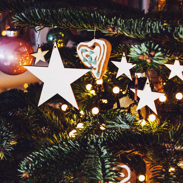 Weihnachts-Dekoration 10 Stück Sterne mit Loch 5 x 5 cm