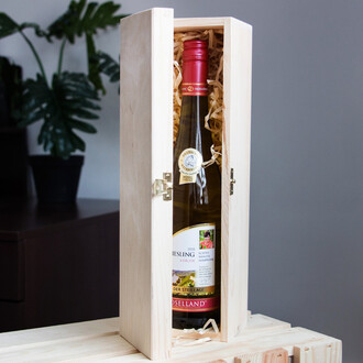 Wine bottle gift box with a lid and lock for 1 bottle of wine Wine bottle gift box with a lid and lock for 1 bottle of wine