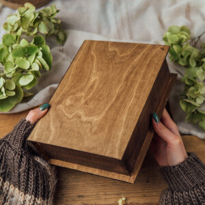 Geschenkkiste, Buch aus Holz, Eiche dunkel, 24 × 19 × 8 cm