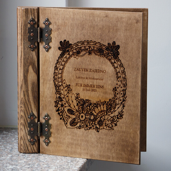 Hochzeitsbuch und Präsentationsordner aus Holz mit deiner Wunsch-Gravur