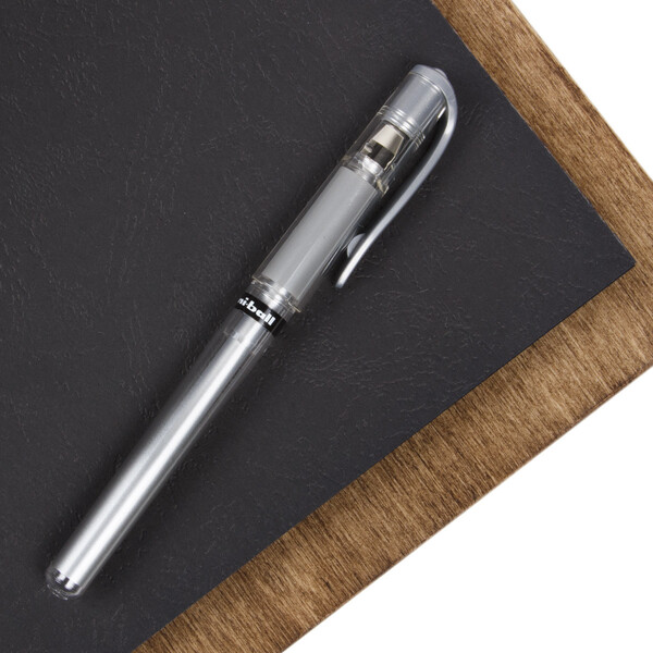 Stift Gelstift in Silber fr schwarze Seiten auf Holzalben