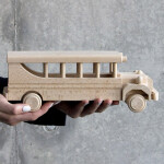 Holzauto, Bus aus Vollholz, Schulbus 29 × 10 × 11 cm