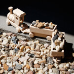 Zug mit 2 Anhängern, Holzeisenbahn, 62 × 7 × 12 cm
