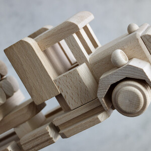Lkw als Holzspielzeug mit Holzbalken, 37 × 8 × 12 cm