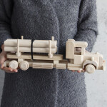 Lkw als Holzspielzeug mit Holzbalken, 37 × 8 × 12 cm
