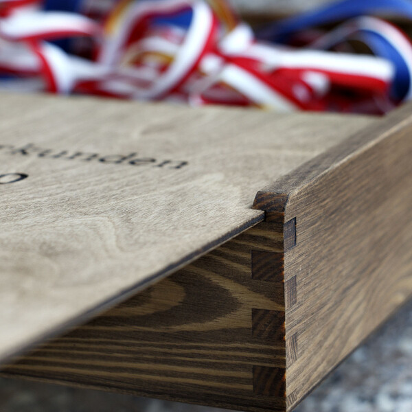 Design Geschenkverpackung in Eiche Dunkel 33 x 28 cm mit Schiebedeckel