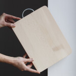 Tranchierbrettchen aus Holz 33 x 22 cm, Holzbrettchen mit Edelstahlgriff