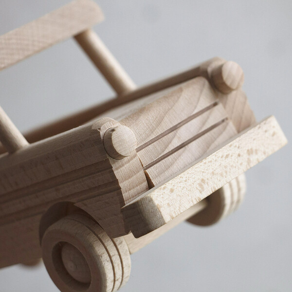 Holzauto aus Naturholz Decoupage