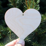 Großes Holzherz mit Fädelloch, 10 × 10 cm, Holz-Herzen