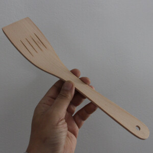 Pfannenheber aus Holz 31 cm breit