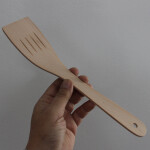 Pfannenheber aus Holz 31 cm breit