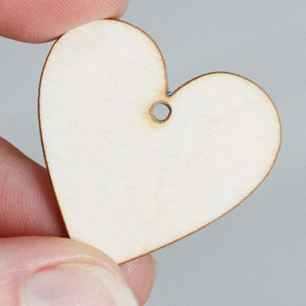 Herz aus Holz mit Loch 3 x 3 cm