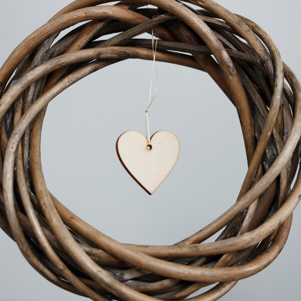 Herz aus Holz mit Loch 3 x 3 cm