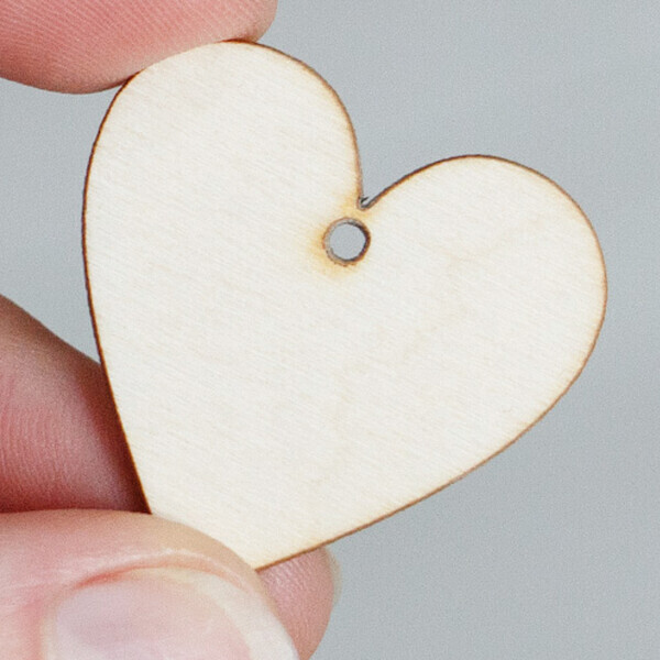 Herz aus Holz mit Loch 3 x 3 cm