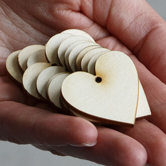 Herz aus Holz mit Loch 3 x 3 cm