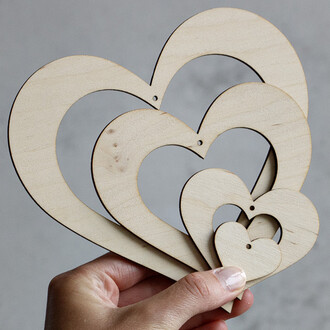 Vier ineinander gelegte Holz-Herzen 15 x 14 cm