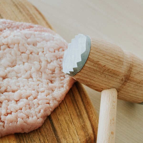 Fleischklopfer aus Holz mit Edelstahl-Aufstzen