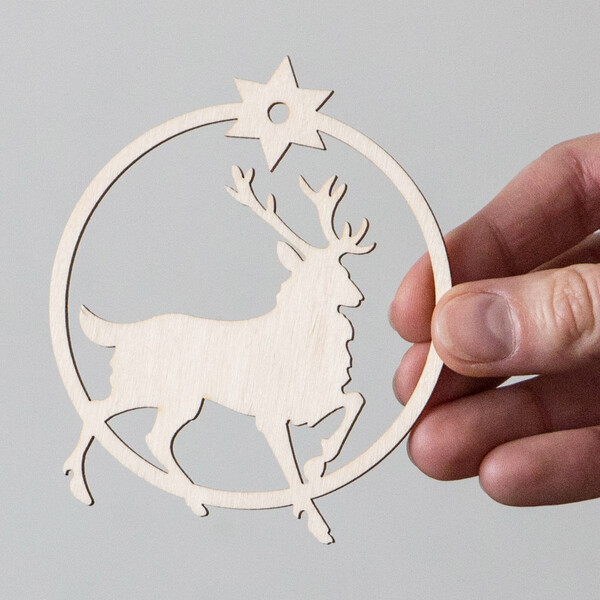 Christbaumschmuck mit Rentier 9 x 8 cm
