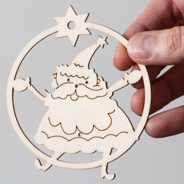 Gravierter Weihnachtsmann 9 x 8 cm in Christbaumkugel