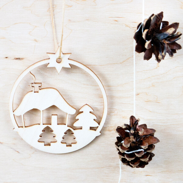 Winterhaus Weihnachtskugel aus Holz 9 x 8 cm