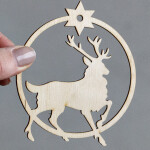 Christbaumschmuck mit Rentier 9 x 8 cm