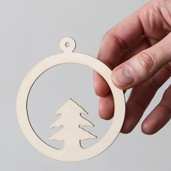 Baum in Weihnachtskugel aus Holz