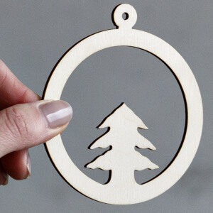 Baum in Weihnachtskugel aus Holz