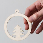 Baum in Weihnachtskugel aus Holz