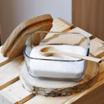 Dekorative Zuckerdose aus Glas mit Holzdeckel und Holzlöffel