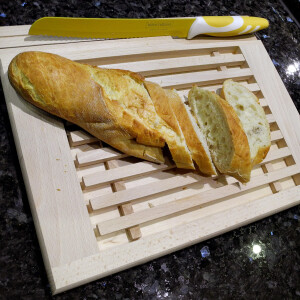 Brotschneidebrett mit Krümelfach Holz Schneidebrett für Brot 35,5 x 28,5 cm