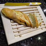 Brotschneidebrett mit Krümelfach Holz Schneidebrett für Brot 35,5 x 28,5 cm