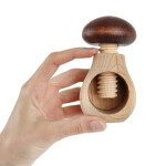 Spindelnussknacker Holz als Pilz