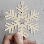 Schneeflocke aus Holz 8 x 8 cm