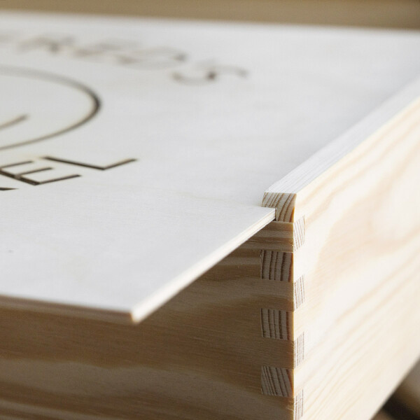 Holz Sammelbox als Geschenkverpackung mit Deiner Gravur Bücherkiste Fotobox