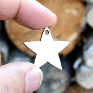 Stern mit Fädelloch 3 x 3 cm Holz