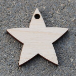 Stern mit Fädelloch 3 x 3 cm Holz
