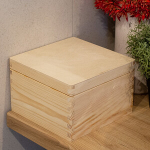 Quadratische Holzkiste mit Deckel, 20 × 20 × 13 cm
